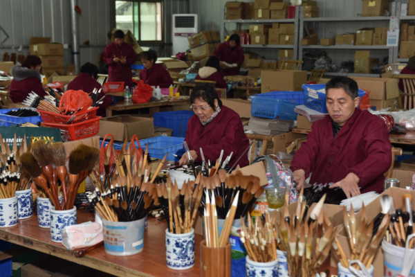 进贤县文港镇 2200家毛笔企业与作坊全面复工复产，千年毛笔文化焕发新活力